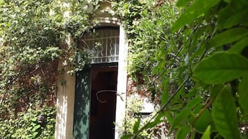 Vista frontal de la propiedad