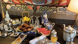 فطور أوروبي يوميًا مقابل رسوم