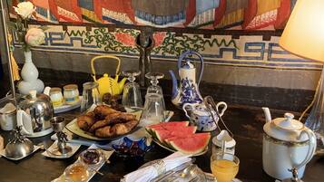 Petit déjeuner continental (15 EUR par personne)