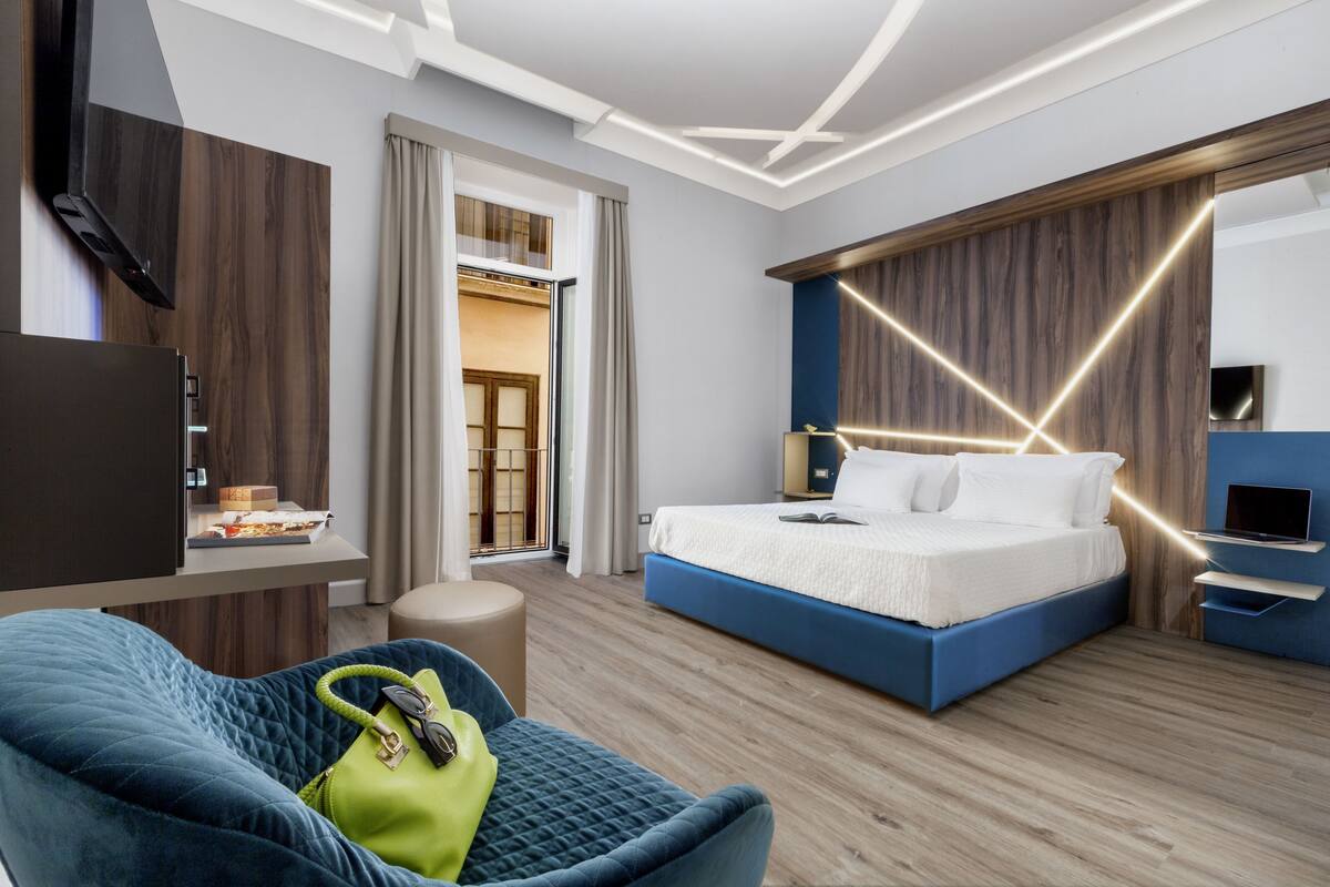 Classic Room | Minibar (free items), in-room safe, desk, laptop workspace