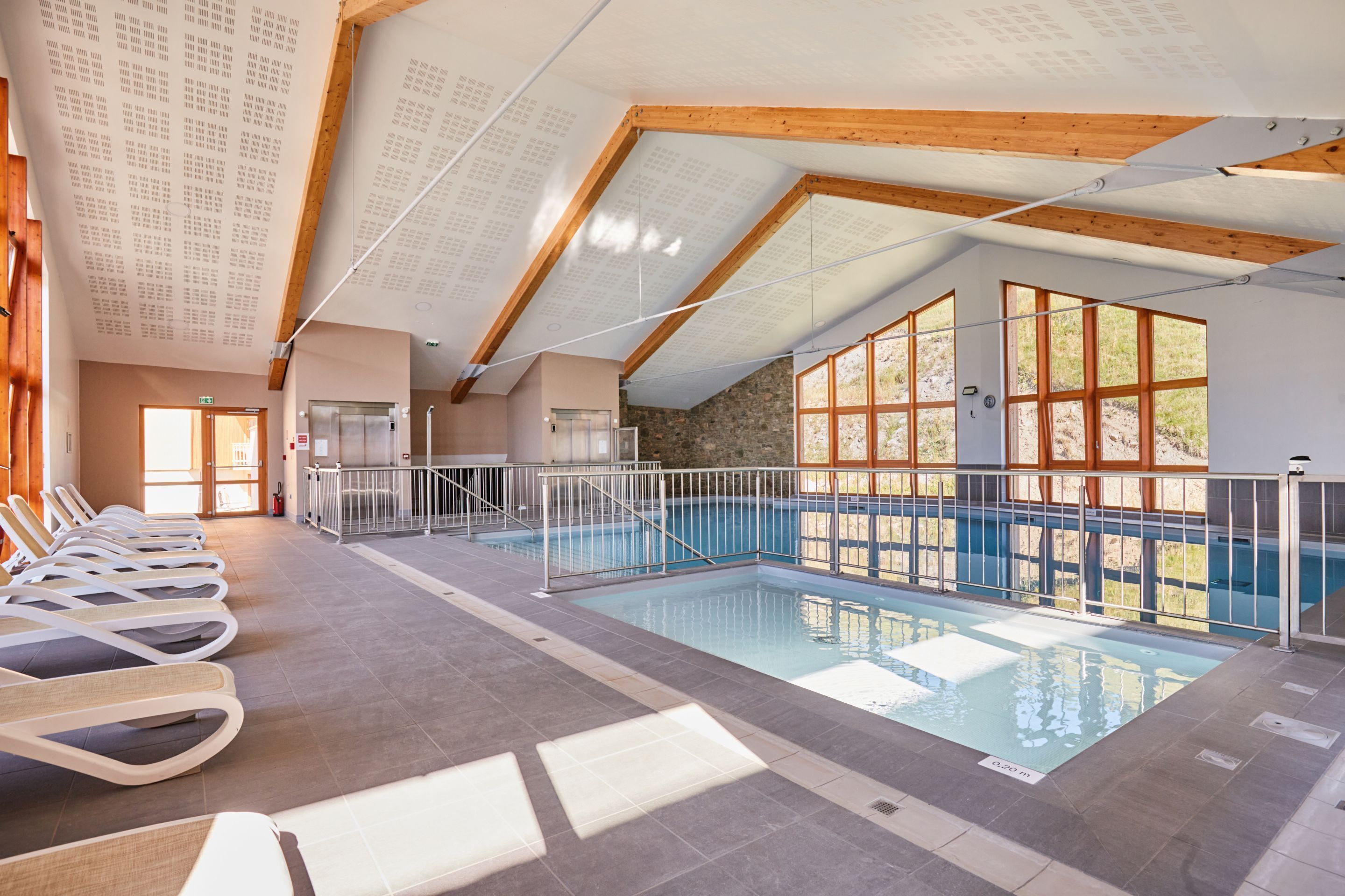 من حمّامات السباحة المغطاة