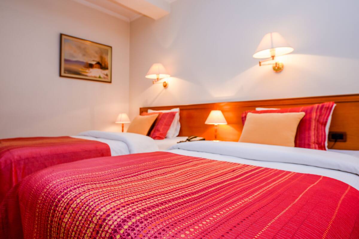 Twin Room | Desk, soundproofing, WiFi (free), bed sheets