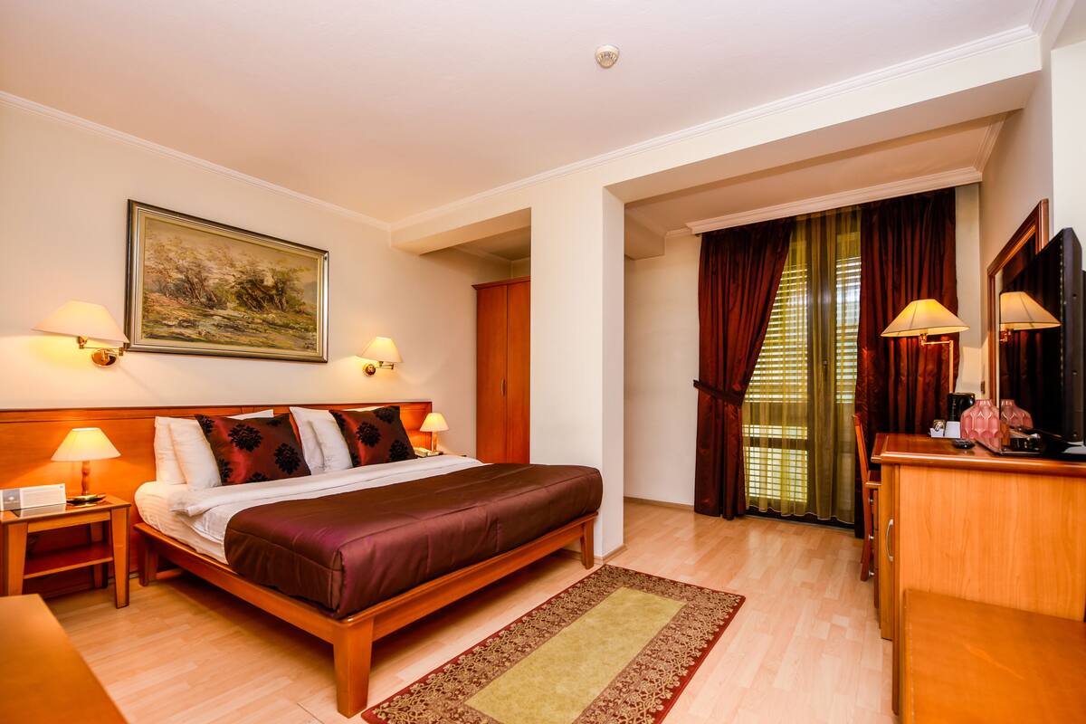 Double Room | Desk, soundproofing, WiFi (free), bed sheets