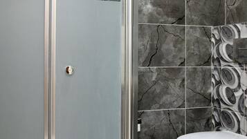 Shower, rainfall showerhead, free toiletries, hair dryer
