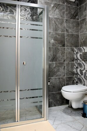 Shower, rainfall showerhead, free toiletries, hair dryer