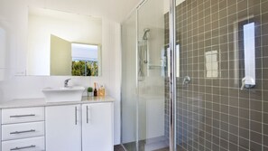 Baignoire, sĂšche-cheveux, serviettes fournies