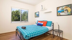 3 habitaciones, escritorio y tabla de planchar con plancha