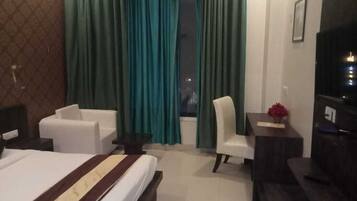 Deluxe Room | Individually furnished, desk, laptop workspace, iron/ironing board