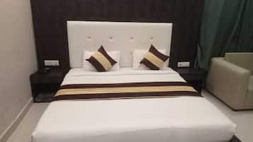 Deluxe Room | Individually furnished, desk, laptop workspace, iron/ironing board
