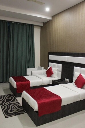 Unika möbler, skrivbord, arbetsyta för laptop och strykjärn/strykbräda