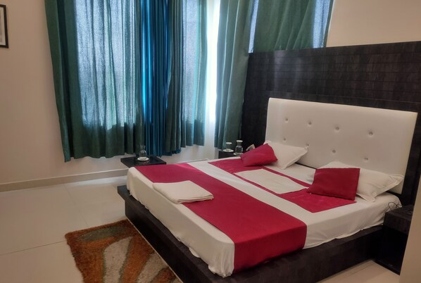 Deluxe-rum | Unika möbler, skrivbord, arbetsyta för laptop och strykjärn/strykbräda