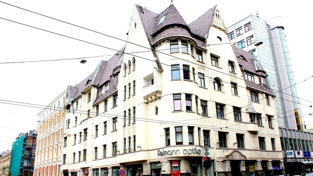 Un edificio a più piani con uno stile architettonico distintivo, caratterizzato da una facciata curva e numerose finestre.