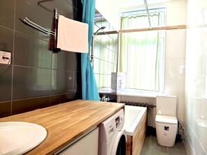 Combined shower/bathtub, hair dryer, towels, soap - Lacplesa Сenter Two Bedroom Apartments (Rīga)