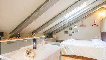 1 habitación, tabla de planchar con plancha, wifi gratis y ropa de cama