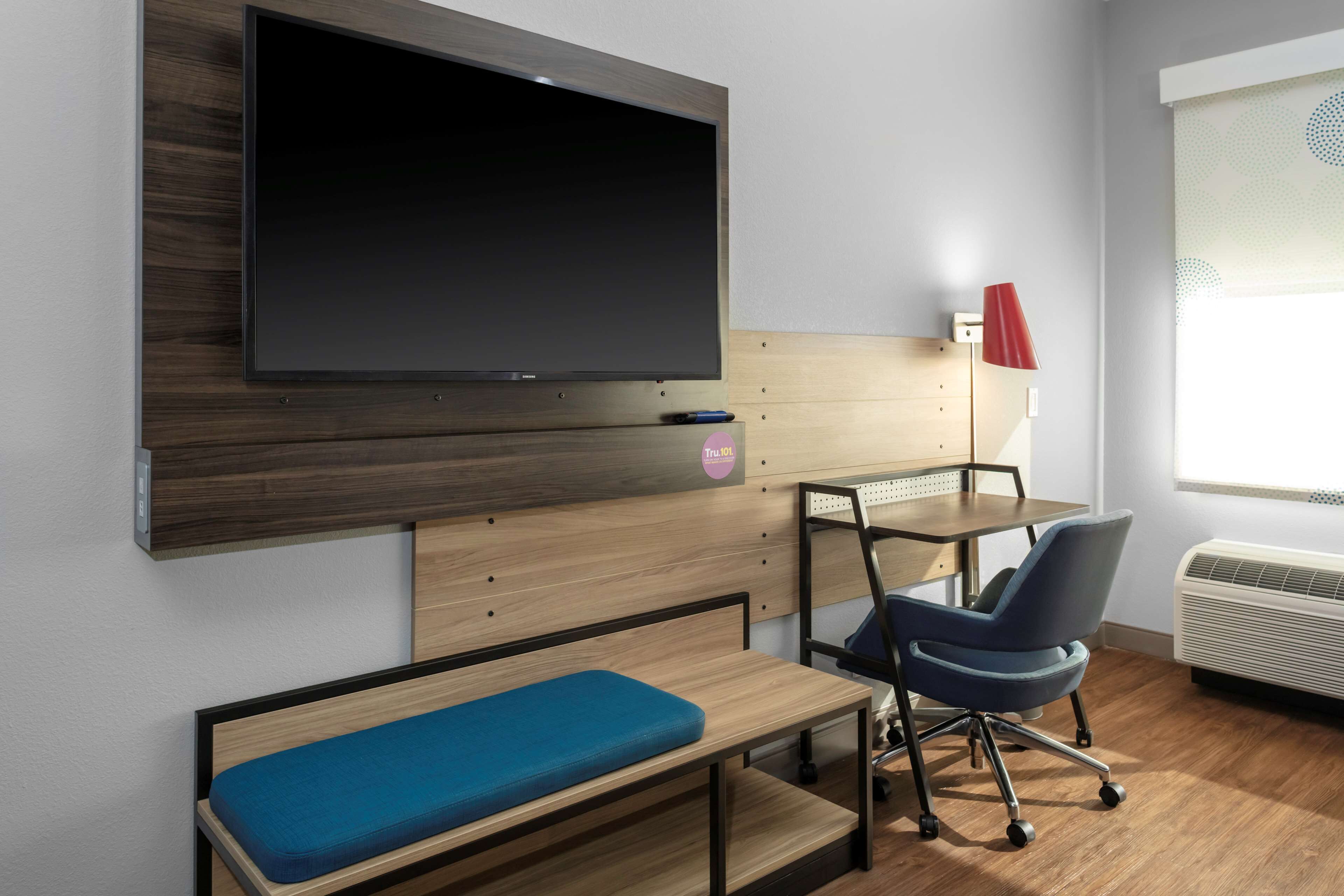 1 bedroom, premium bedding, tempur-pedic beds, desk