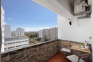 Outdoor dining - Holiday Apartment “Da Praia” with Air Conditioning, Balcony, Shared Garden & WiFi (Portimão)
