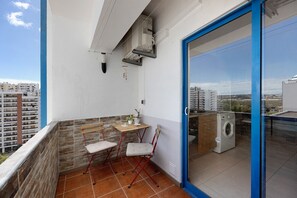 Outdoor dining - Holiday Apartment “Da Praia” with Air Conditioning, Balcony, Shared Garden & WiFi (Portimão)