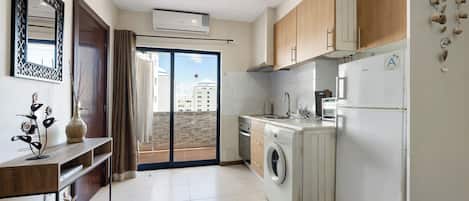 Frigorífico, microondas, placa de cocina y cafetera o tetera