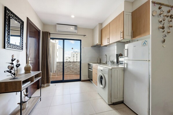 Fridge, microwave, stovetop, coffee/tea maker