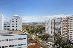 Exterior - Holiday Apartment “Da Praia” with Air Conditioning, Balcony, Shared Garden & WiFi (Portimão)