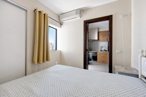 1 bedroom, iron/ironing board, bed sheets - Holiday Apartment “Da Praia” with Air Conditioning, Balcony, Shared Garden & WiFi (Portimão)