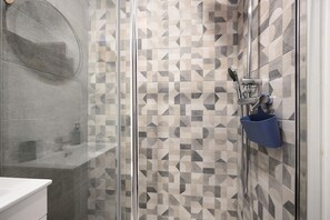Dusche, Haartrockner, Handtücher