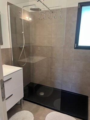 Suihku, hiustenkuivaaja