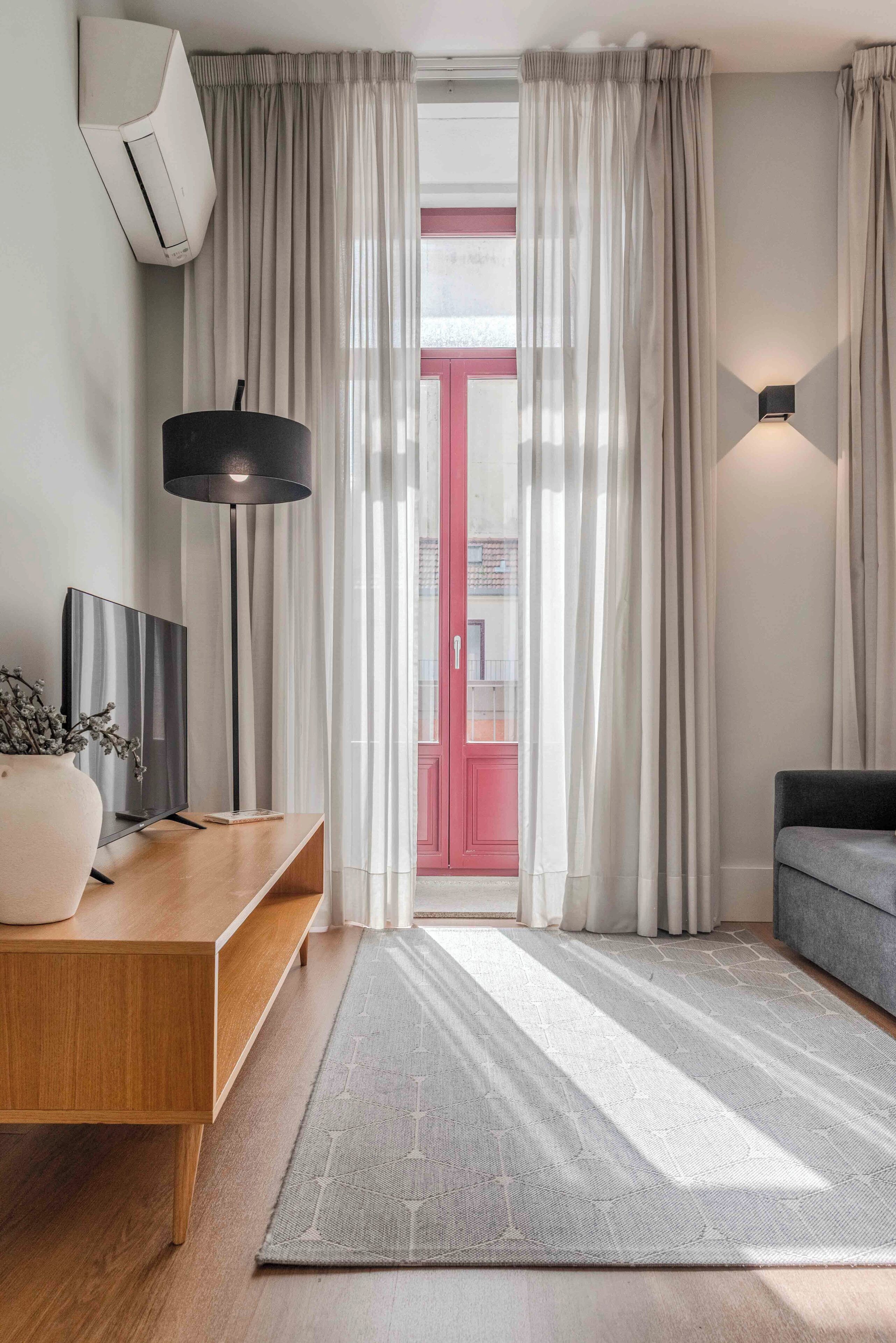 ดีไซน์อพาร์ทเมนท์, เตียงควีนไซส์ 1 เตียง และโซฟาเบด, ปลอดบุหรี่, ระเบียง | บริเวณนั่งเล่น | ทีวีจอแอล  อีดี 40 นิ้ว พร้อมช่องเคเบิล, แท่นต่อเครื่องเล่น MP3