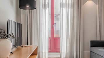 Design-Apartment, 1 Queen-Bett und Schlafsofa, Nichtraucher, Balkon | Wohnbereich | 40-Zoll-LED-Fernseher mit Kabelempfang, MP3-Dockingstation