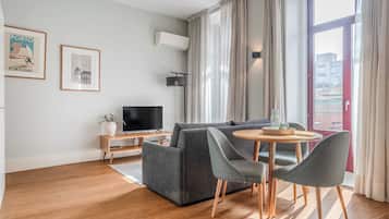 Departamento de diseñador, 1 cama Queen size y sofá cama, para no fumadores, balcón | Área de sala de estar | Televisión LED de 40 pulgadas con canales por cable