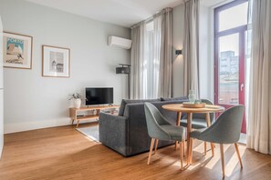 Leilighet – design, 1 queensize-seng med sovesofa, ikke-røyk, balkong | Oppholdsområde | En 40-tommers LED-TV med kabel-kanaler samt MP3-dokkingstasjon