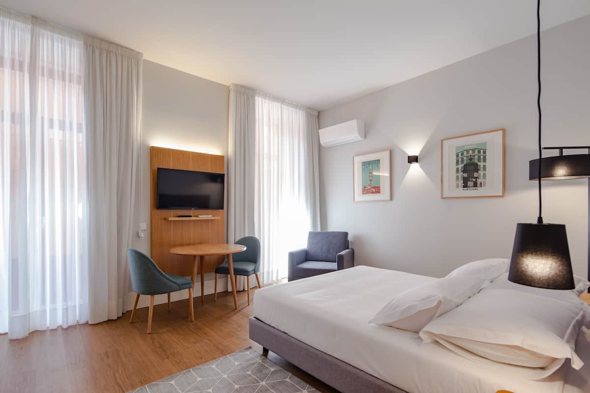 City Studio, 1 Katil Ratu (Queen), Non Smoking, Patio | 2 bilik tidur, peti besi dalam bilik, dihias secara berasingan