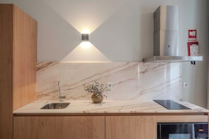 City Studio, 1 Queen Bed, Non Smoking, Patio | Private kitchen | Fridge, microwave, stovetop, espresso maker - Uma Formosa Apartments (Porto)