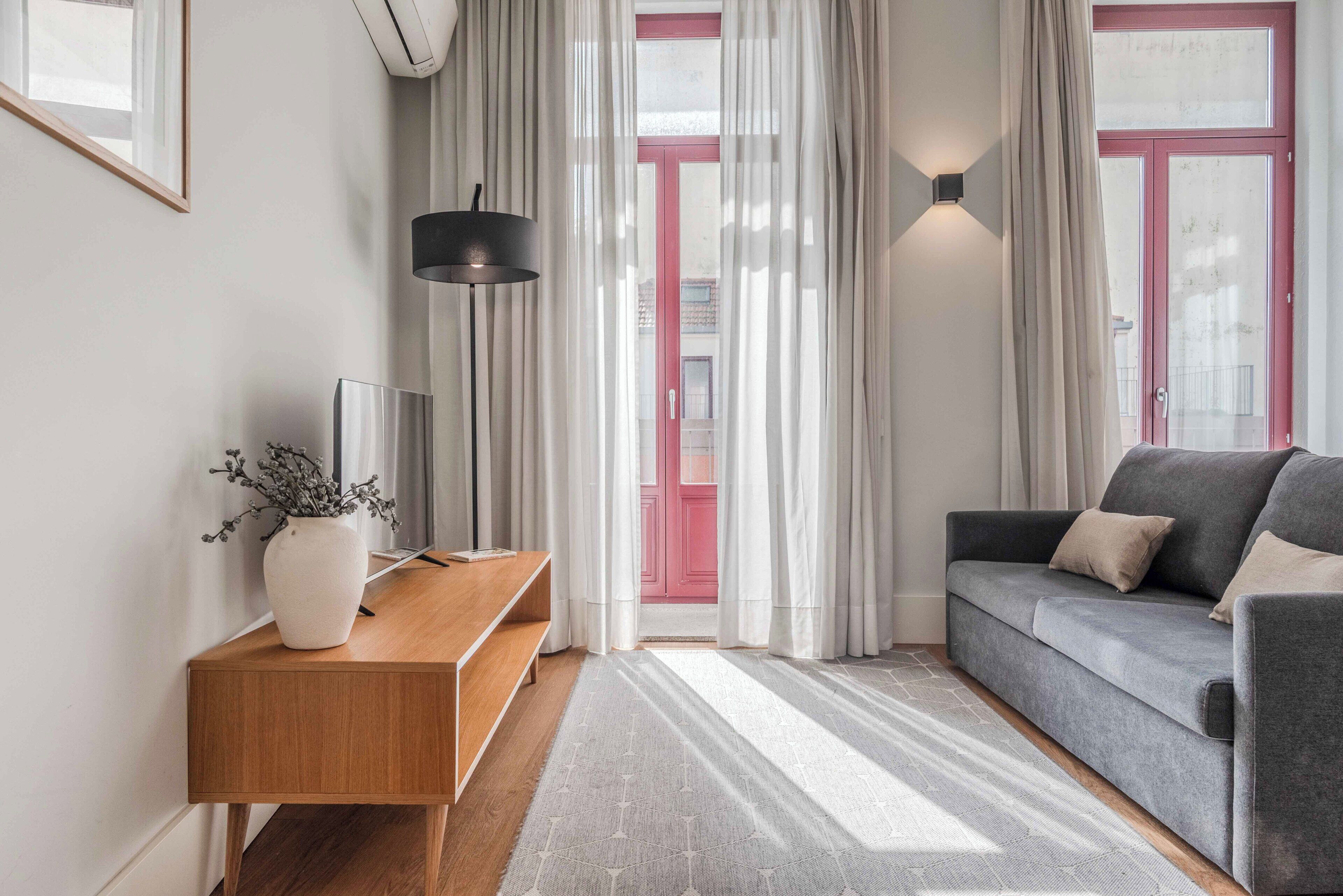 Departamento de diseñador, 1 cama Queen size y sofá cama, para no fumadores, balcón | Área de sala de estar | Televisión LED de 40 pulgadas con canales por cable 