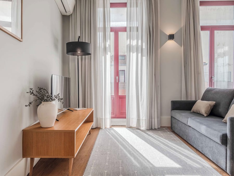 Design appartement, 1 queensize bed met slaapbank, niet-roken, balkon | Woonruimte | Een 40-inch ledtelevisie met kabelzenders en een mp3-dock