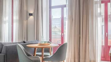 Design-Apartment, 1 Queen-Bett und Schlafsofa, Nichtraucher, Balkon | Wohnbereich | 40-Zoll-LED-Fernseher mit Kabelempfang, MP3-Dockingstation