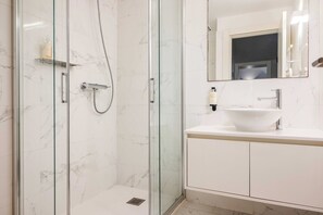 Executive Apartment, 2 Bedrooms, Non Smoking, 2 Bathrooms | Bathroom | Shower, hair dryer, towels, soap