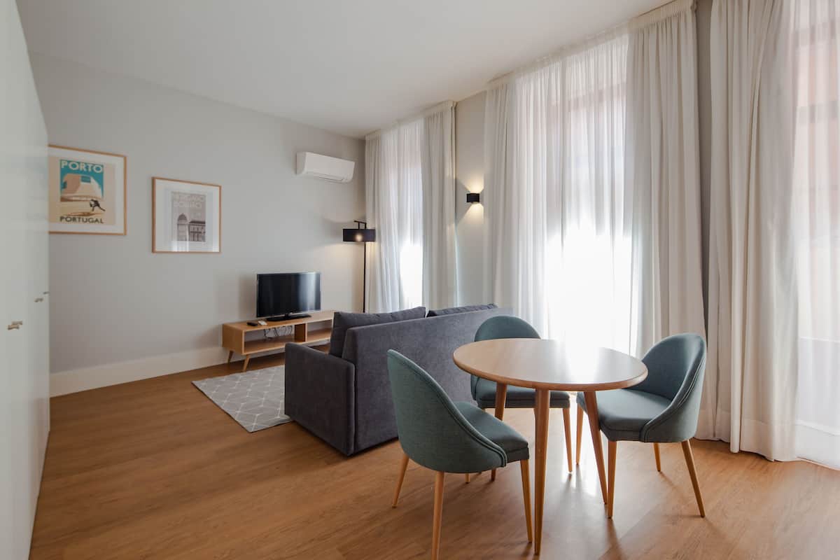 Design Apartment, 1 Katil Ratu (Queen) dengan Katil Sofa, Non Smoking, Balcony | 2 bilik tidur, peti besi dalam bilik, dihias secara berasingan