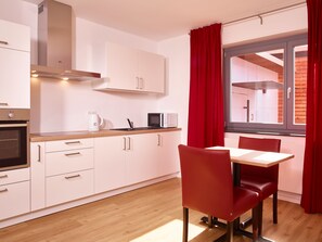 Fridge, microwave, oven, stovetop - Nice, bright spacious apartments (Kaiserslautern)