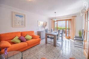 Een televisie en boeken