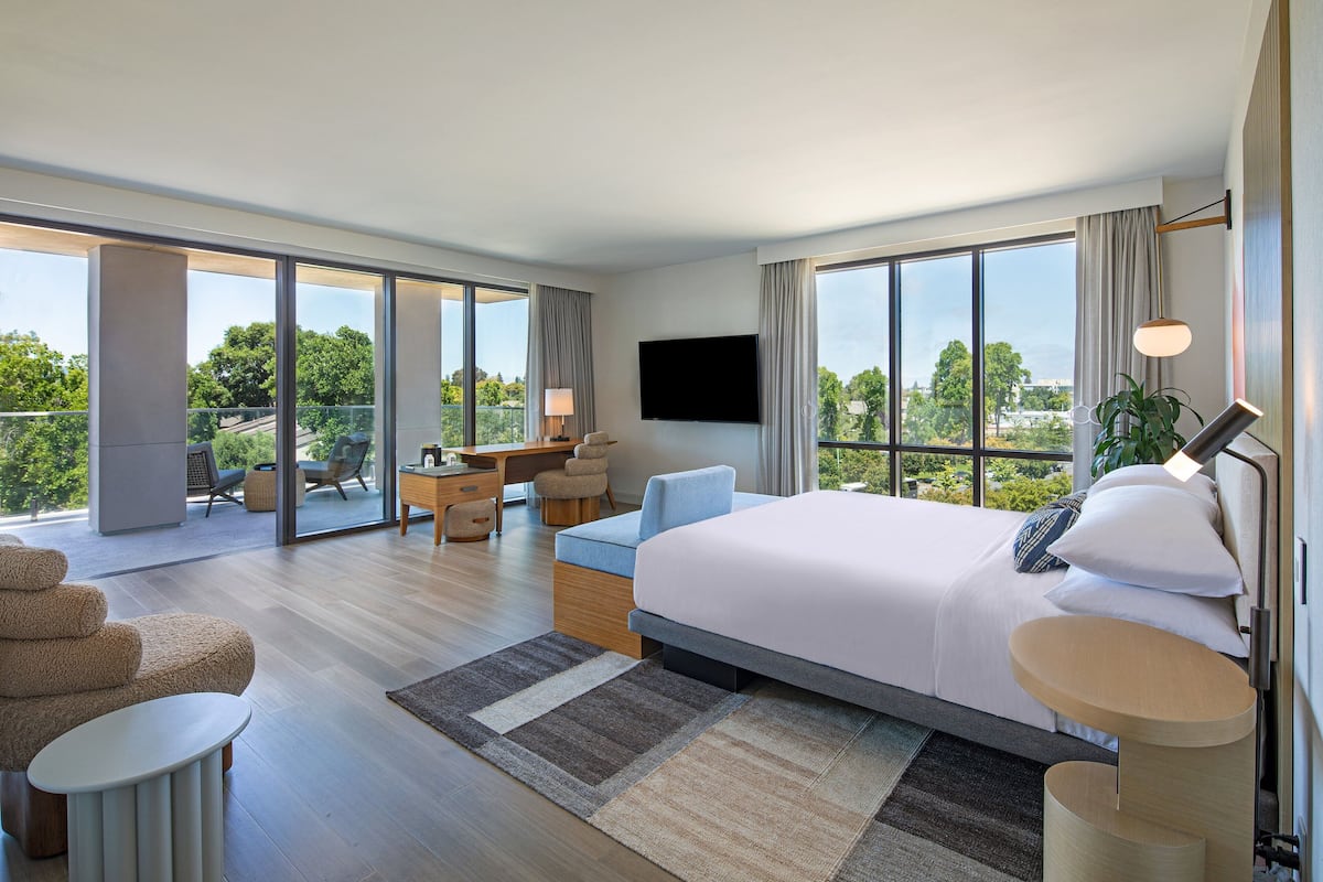 1 bedroom, premium bedding, in-room safe, desk