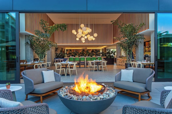 Piscina externa, guarda-sóis, espreguiçadeiras