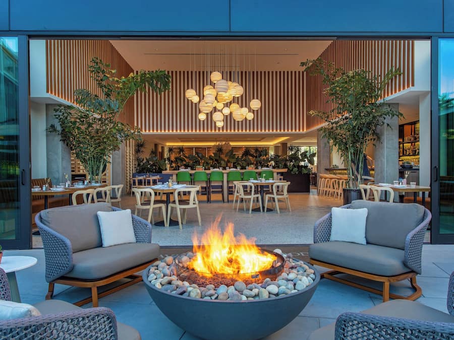 Alberca al aire libre, sombrillas en la alberca y camastros