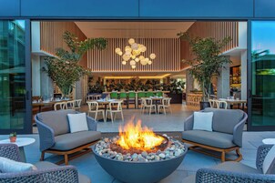 Una piscina al aire libre, sombrillas, sillones reclinables de piscina