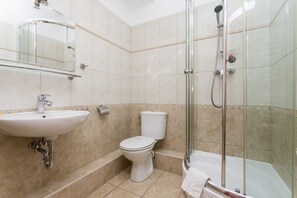 تجهيزات دش، مستلزمات مجانية للعناية الشخصية، مناشف