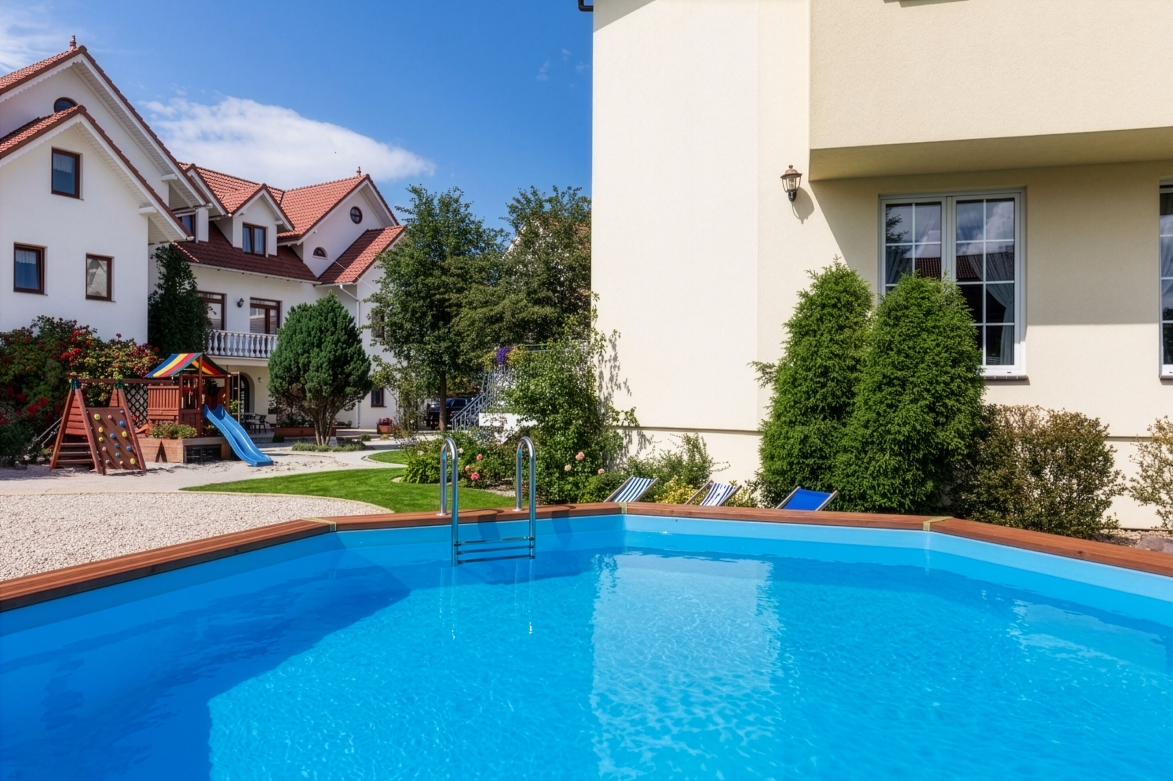 Una piscina al aire libre de temporada