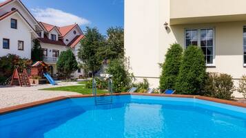 Una piscina al aire libre de temporada