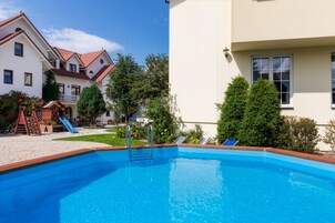 Una piscina al aire libre de temporada