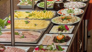 Un buffet proposant une variété de plats et un coin café.
