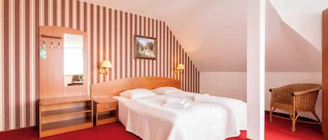 Family Room | Desk, free WiFi